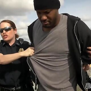 Amatör Raper gör en mycket varm trekant med två Storbröstad kvinnliga poliser