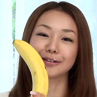 Serina Hayakawa erfreut sich mit ihren warmen Lippen