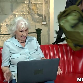 Norma Làm sạch gợi cảm Quý Bà Tìm một số khiêu dâm trên máy tính xách tay và Bạc Đỗ Vọng Lồn
