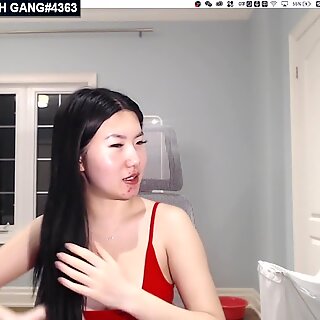 Twitch streamer ukazující její prsa na stream & náhodné sklouznutí sexy sexy dívka thicc thot set 79