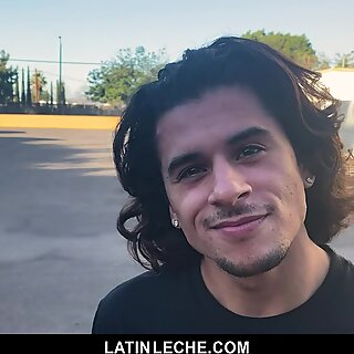 Latinleche - Snoezig Latino Jongen zuigt een ongesneden LUL