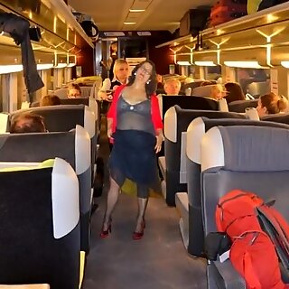 Slutwife Pelzmausi fa un viaggio in treno -Slideshow