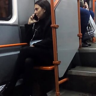 Milf focosa in nera collant in ritardo tram