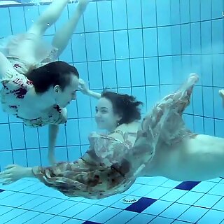 Anna Netrebko en Lada Poleshuk Onderwater Lesbos