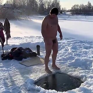Man springen in het ijshaar https://nakedguyz.blogspot.com