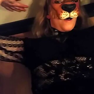 Švédky liongirl shaves her chlpaté pička