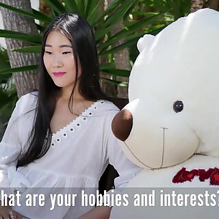 Timid Cina Gadis memberikan Wawancara sebelum seks anal pertama.
