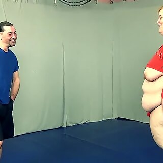 Високи руски дебелани с огромен задника с целулити получава хуй надолу по малък човек