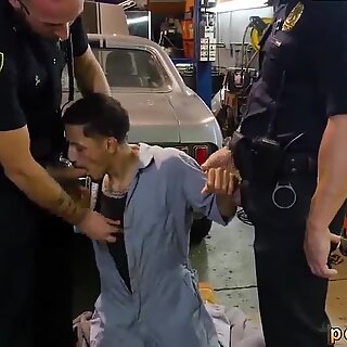 Gutt og politi homofil porno video sexy naken blir penetrert av politi