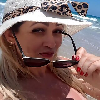 Mirella Mansur na praia de  nudismo Abricó_ no Rio de Janeiro