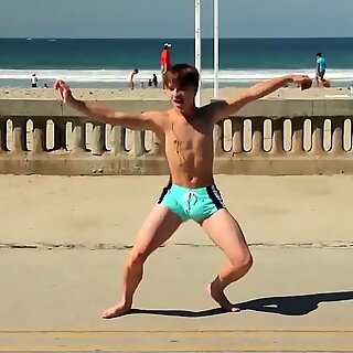 Twink ballando in the spiaggia with speedo bulge / novinho dan & ccedil_ando sunga N / a praia